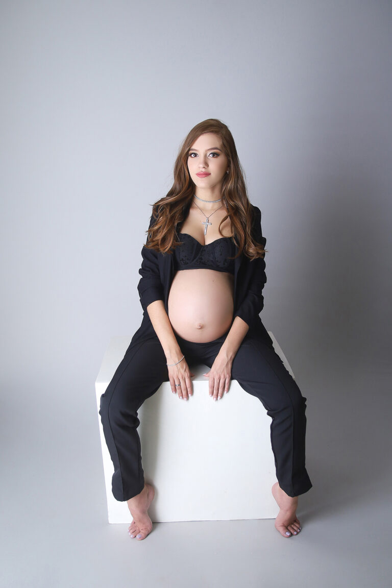 Mulher grávida de blazer e calça preta